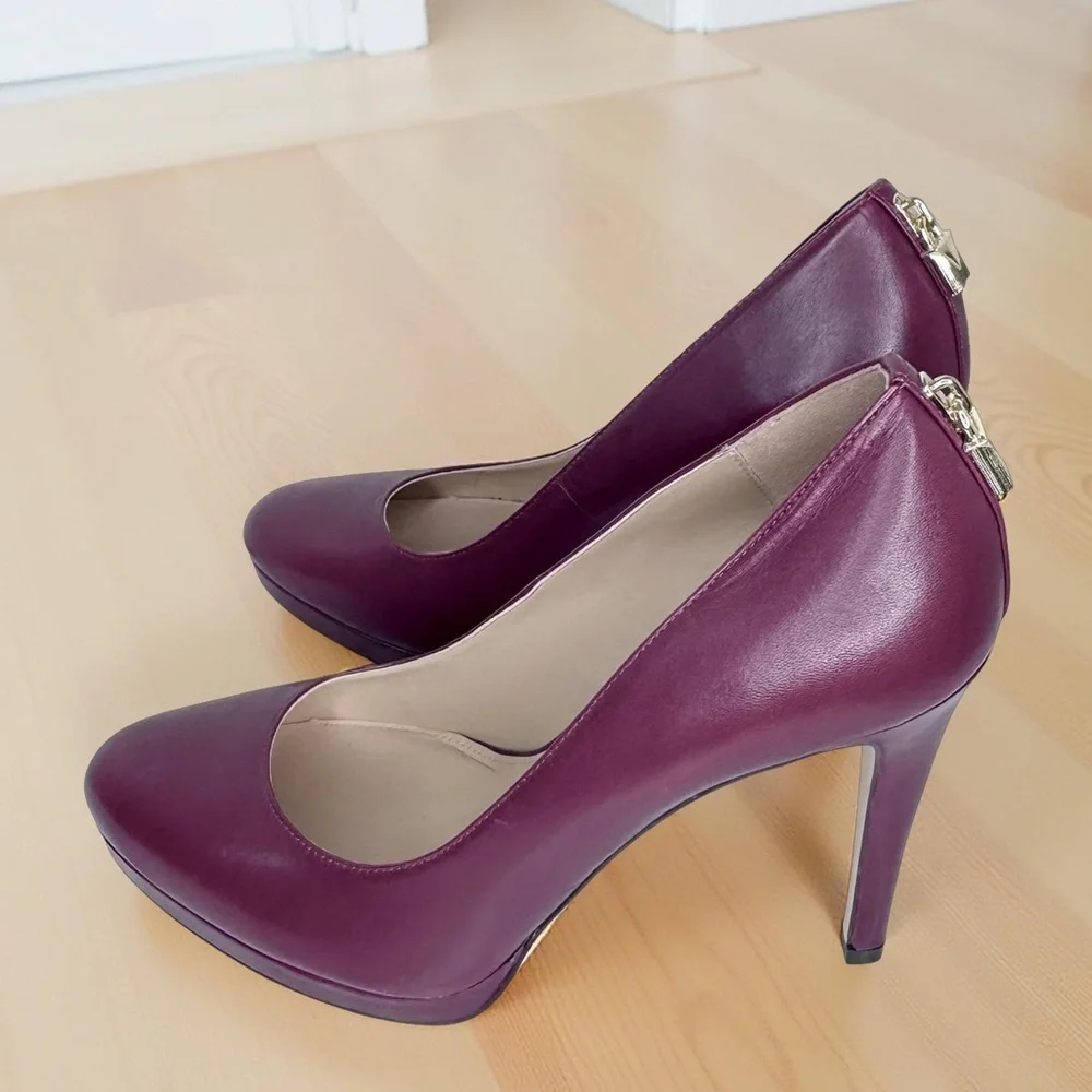 Michael Kors Genuine NWOT Antoinette Leather Pump burgundy SZ/9 Gold MK logo